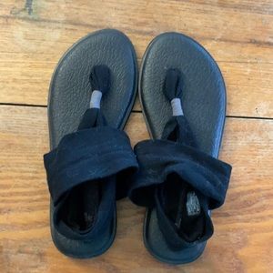 Women’s size 8, black Sanuk yoga slings